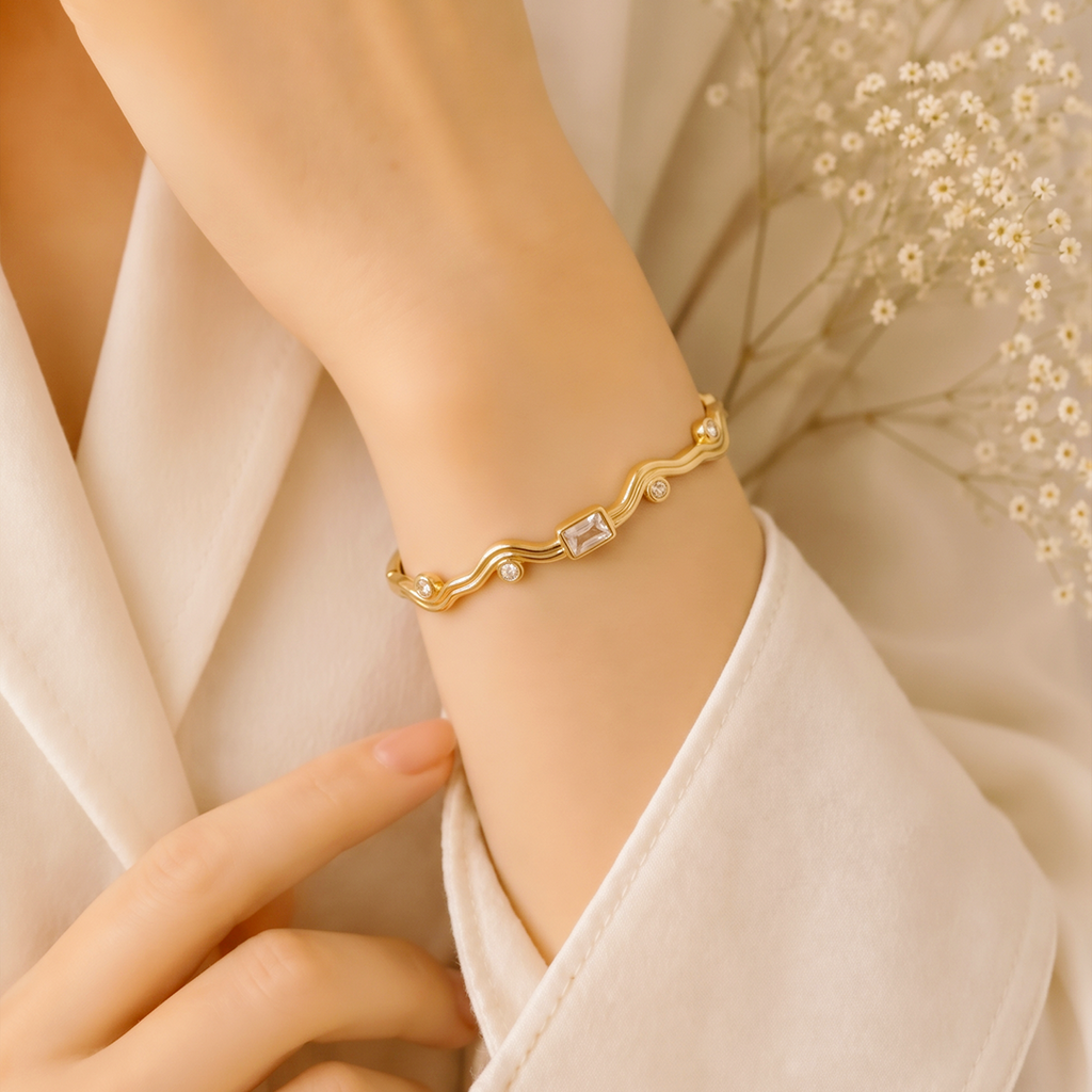 Lumière Arc Cuff