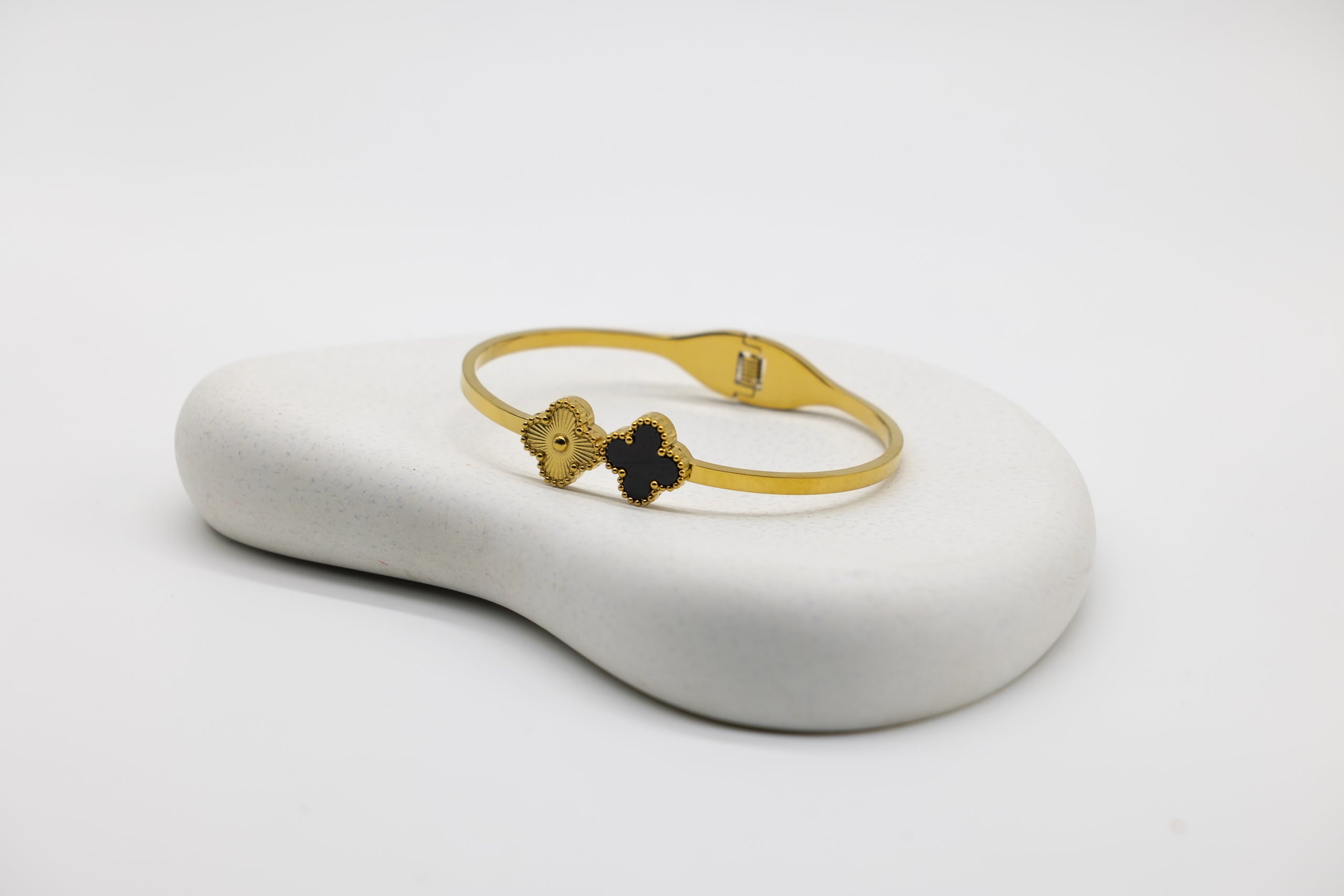1Black 1 gold Clove