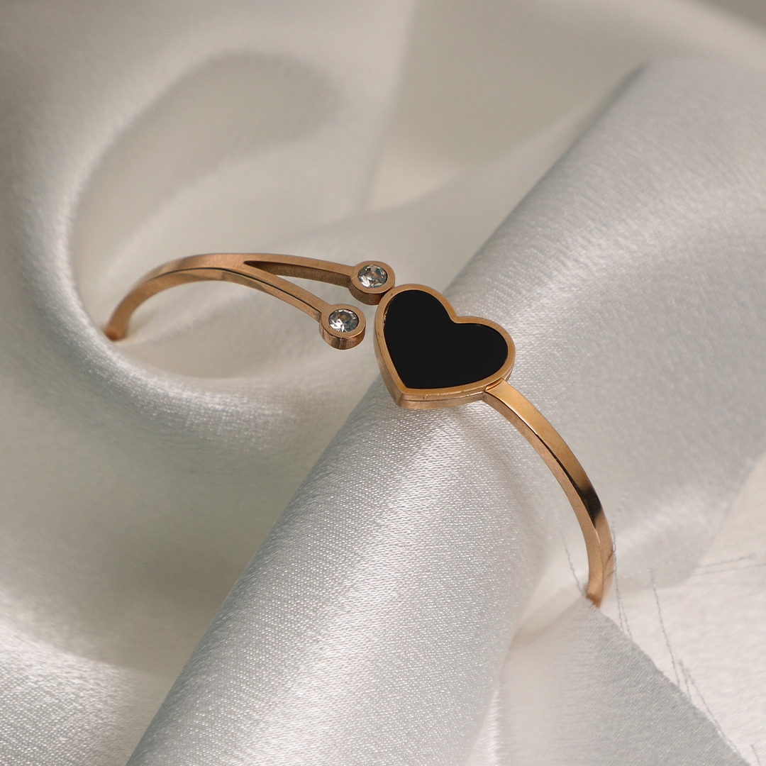 Rosegold black heart with 2 white stones